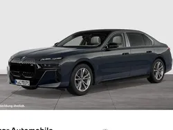 Grau Gebraucht 2023 BMW M760e Limousine | 129.890 € (Guter Preis)