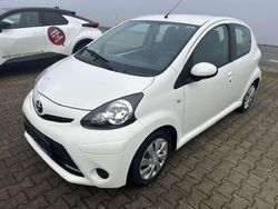 Weiß Gebraucht 2013 Toyota Aygo Cool Kleinwagen | 4.900 € (Fairer Preis)