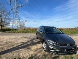 Grau Gebraucht 2018 VW Golf Sportsvan Highline Van / Kleinbus | 15.900 € (Fairer Preis)