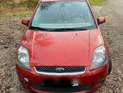 Rot Gebraucht 2006 Ford Fiesta Kleinwagen | 1.950 €