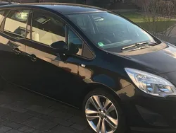 Schwarz Gebraucht 2011 Opel Meriva Edition Van / Kleinbus | 3.200 € (Etwas zu teuer)