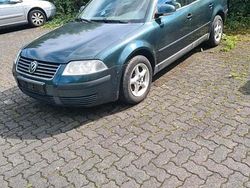 Grün Gebraucht 2004 VW Passat Limousine | 1.900 €