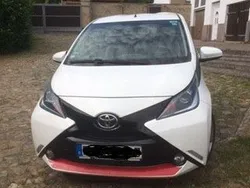 Weiß Gebraucht 2014 Toyota Aygo X-play Kleinwagen | 6.000 € (Fairer Preis)