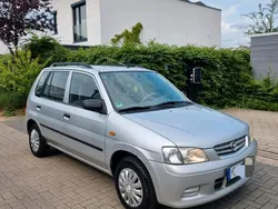Silber Gebraucht 2001 Mazda Demio Comfort Van / Kleinbus | 2.900 €