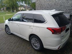 Weiß Gebraucht 2019 Mitsubishi Outlander P-HEV Intro Edition SUV | 21.900 € (Guter Preis)