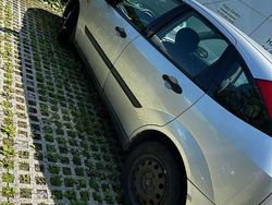 Silber Gebraucht 1999 Ford Focus Ambiente Limousine | 799 € (Fairer Preis)