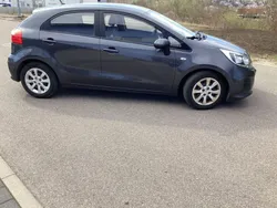 Grau Gebraucht 2015 Kia Rio Attract Limousine | 6.800 € (Fairer Preis)