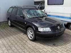 Schwarz Gebraucht 2002 VW Passat Kombi | 650 € (Superpreis)