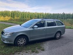 Grün Gebraucht 2011 Skoda Octavia Kombi | 3.999 € (Etwas zu teuer)