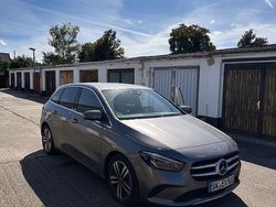 Grau Gebraucht 2022 Mercedes B180 Van / Kleinbus | 26.600 € (Guter Preis)