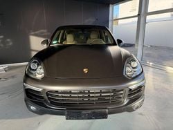 Grau Gebraucht 2015 Porsche Cayenne SUV | 28.980 € (Etwas zu teuer)