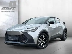 Shimmering silver metallic / dach schwarz Gebraucht 2024 Toyota C-HR Team SUV | 30.777 € (Superpreis)