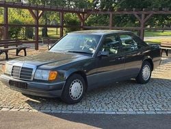 Schwarz Gebraucht 1990 Mercedes E300 Limousine | 11.500 €