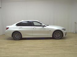Mineralweiss metallic Gebraucht 2022 BMW 320e M Sport Limousine | 24.680 € (Guter Preis)