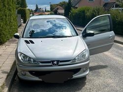 Silber Gebraucht 2005 Peugeot 206 Kleinwagen | 400 €