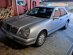 Silber Gebraucht 1998 Mercedes E280 Limousine | 3.550 € (Fairer Preis)