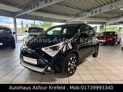 Schwarz Gebraucht 2021 Toyota Aygo X-play Kleinwagen | 11.300 € (Fairer Preis)
