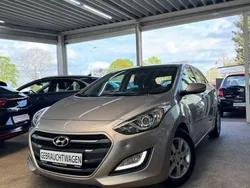Weiß Gebraucht 2015 Hyundai i30 Trend Limousine | 9.990 € (Etwas zu teuer)