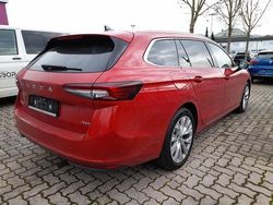 Carmine rot metallic carmine rot metallic Gebraucht 2024 Skoda Superb Selection Kombi | 43.924 € (Superpreis)