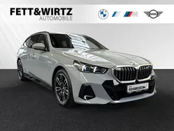 Brooklyn grau metallic Gebraucht 2024 BMW 520 M Sport Kombi | 54.449 € (Superpreis)