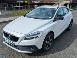 Weiß Gebraucht 2017 Volvo V40 CC Momentum Kombi | 12.500 € (Fairer Preis)
