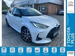 Platinweiss metallic, dach schwarz Gebraucht 2020 Toyota Yaris Hybrid Style Kleinwagen | 20.990 € (Teuer)