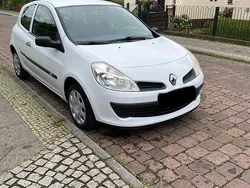 Weiß Gebraucht 2009 Renault Clio II Kleinwagen | 1.900 € (Fairer Preis)