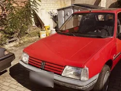 Rot Gebraucht 1992 Peugeot 205 Kleinwagen | 1.500 €