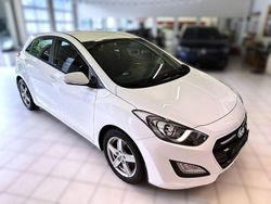 Weiß Gebraucht 2016 Hyundai i30 Basis Limousine | 7.950 € (Guter Preis)