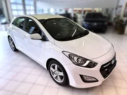Weiß Gebraucht 2016 Hyundai i30 Basis Limousine | 8.399 € (Guter Preis)
