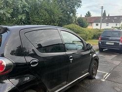 Schwarz Gebraucht 2011 Toyota Aygo Kleinwagen | 2.000 € (Fairer Preis)