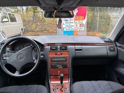 Schwarz Gebraucht 1998 Mercedes E200 Limousine | 3.990 € (Guter Preis)