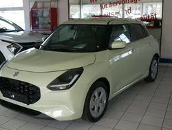 Grün Neu 2025 Suzuki Swift Comfort Limousine | 18.440 €