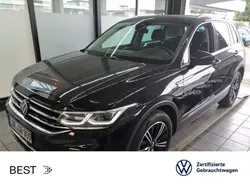 Deep black perleffekt (metallic) Gebraucht 2023 VW Tiguan Elegance SUV | 31.488 € (Guter Preis)