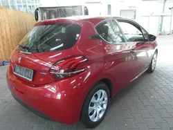 Rot Gebraucht 2017 Peugeot 208 Access Kleinwagen | 6.250 € (Fairer Preis)