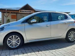 Schwarz metallic Gebraucht 2015 Peugeot 208 Allure Kleinwagen | 13.790 € (Teuer)