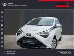 Schneeweiß Gebraucht 2021 Toyota Aygo X-play Kleinwagen | 12.990 € (Etwas zu teuer)