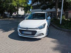 Weiß Gebraucht 2016 Hyundai i20 Classic Kleinwagen | 8.000 € (Fairer Preis)