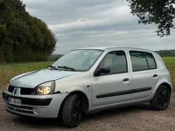 Grau Gebraucht 2001 Renault Clio II Kleinwagen | 1.600 € (Fairer Preis)