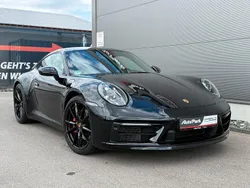 Tiefschwarzmetallic (metallic) Gebraucht 2021 Porsche 911 Carrera 4S Coupé | 134.790 € (Fairer Preis)