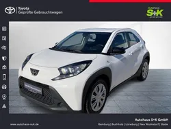 Schneeweiß Gebraucht 2023 Toyota Aygo X-play Kleinwagen | 14.980 € (Fairer Preis)
