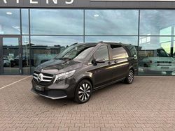 Grau Gebraucht 2023 Mercedes V300 Van / Kleinbus | 64.990 € (Fairer Preis)
