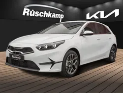 Weiss Neu 2025 Kia Ceed Limousine | 24.990 € (Fairer Preis)