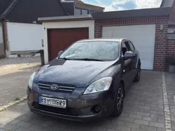Grau Gebraucht 2010 Kia Ceed Limousine | 1.600 € (Etwas zu teuer)