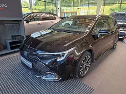 Tiefschwarz (metallic) Gebraucht 2023 Toyota Corolla Team Kombi | 28.990 € (Teuer)