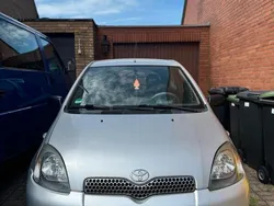 Grau Gebraucht 1999 Toyota Yaris Kleinwagen | 800 €