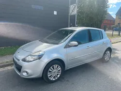 Grau Gebraucht 2010 Renault Clio II Limousine | 2.799 €