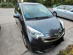 Grau Gebraucht 2015 Toyota Verso-S Van / Kleinbus | 11.600 € (Etwas zu teuer)