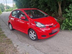 Rot Gebraucht 2010 Toyota Aygo Kleinwagen | 2.399 € (Etwas zu teuer)