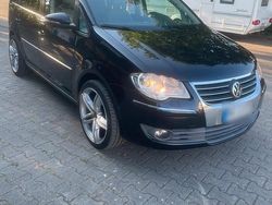 Schwarz Gebraucht 2010 VW Touran Highline Van / Kleinbus | 5.700 € (Fairer Preis)